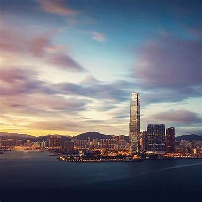 《繁华都市生活：探索现代城市中的人际关系与情感交织》